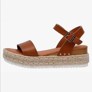 Brand NEW CUSHIONAIRE MELISSA Tan Sandals.